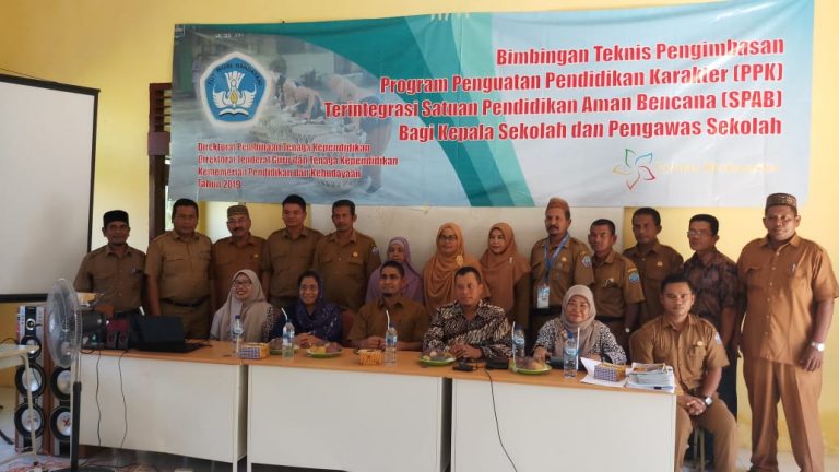 Foto Bersama Sebelum Pandemi Covid-19 Kadisdik Pijay Saiful Rasyid, M. Pd, Kepsek SMPN 1 Bandar Dua dan Rombongan. (HAB)