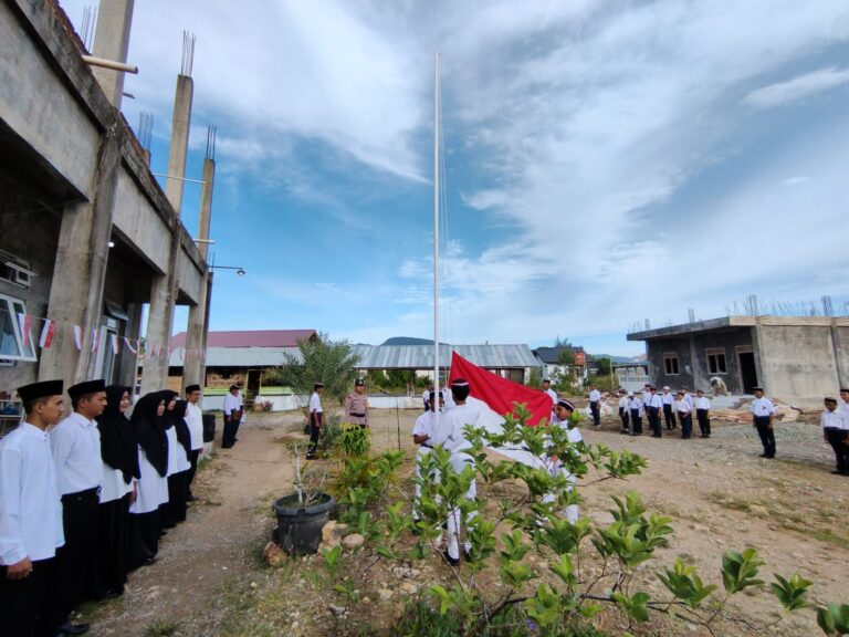 Petugas pengibaran bendera merah putih pada upacara memperingati hari kemerdekaan Indonesia, 17 Agustus 2023 di SD Mishrul Huda, Banda Aceh